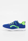 Blauer und grüner Kindersneaker mit Mesh-Obermaterial, Klettverschluss mit der Aufschrift "Richter" und weißer, strukturierter Sohle, seitliche Ansicht.