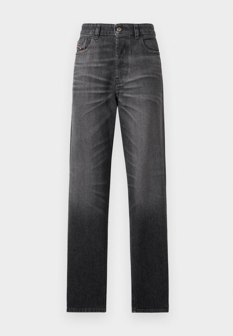 Schwarze Jeans aus Denim mit geradem Schnitt, fünf Taschen und dezentem Ausbleichen. Ausgestattet mit einem Knopfverschluss und einem gestickten Logo auf der Tasche.