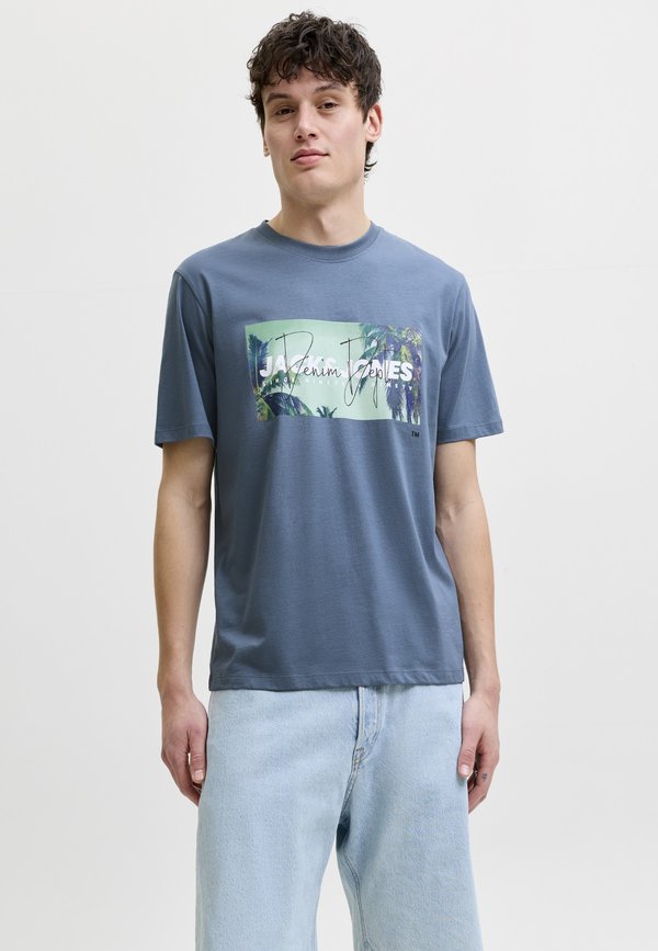 Jack & Jones JJINDIANA TEE CREW NECK - Print T-shirt - blue mirage