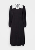 Schwarzes Midi-Kleid mit gerippter Textur, langen Puffärmeln und einem V-Ausschnitt. Verfügt über einen Bindekragen und eine fließende Silhouette.
