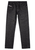 Schwarze Denim-Jeans mit geradem Bein, ausgestattet mit einem Reißverschluss, Fronttaschen und einem kleinen Markenetikett an der Vorderseite der Tasche.