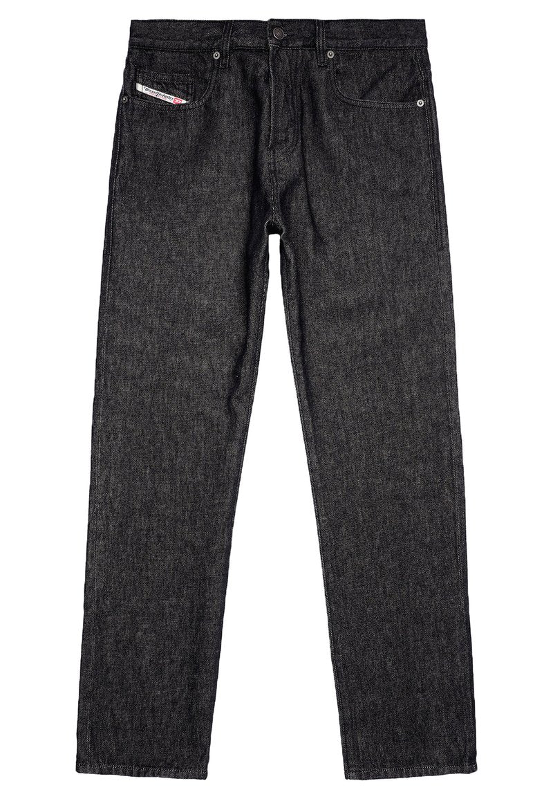 Schwarze Denim-Jeans mit geradem Bein, ausgestattet mit einem Reißverschluss, Fronttaschen und einem kleinen Markenetikett an der Vorderseite der Tasche.