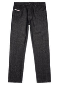 Schwarze Denim-Jeans mit geradem Bein, ausgestattet mit einem Reißverschluss, Fronttaschen und einem kleinen Markenetikett an der Vorderseite der Tasche.