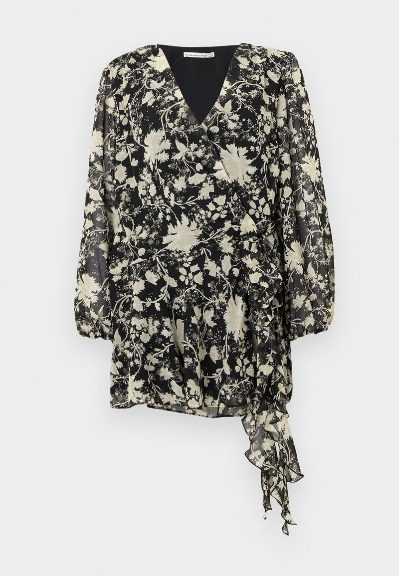 Schwarzes Blumenkleid mit Wickeldesign, langen Ärmeln, V-Ausschnitt und ruffle Saum. Der Stoff ist leicht und semi-transparent mit einem kontrastierenden Blumenmuster.