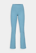 Himmelblaue, ausgestellt geschnittene Sportleggings mit hohem Bund. Hergestellt aus einem glatten, dehnbaren Material mit einem dezenten Logo am Bund.