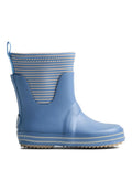 Hellblauer, wasserdichter Stiefel mit gestreiftem Stoffkragen, abgerundeter Form, strukturierter Sohle und einem seitlichen Knopfakzent für leichteres An- und Ausziehen.