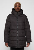 Schwarze gepolsterte Jacke mit hohem Kragen und Kapuze, ausgestattet mit einem Reißverschluss und horizontalem Steppmuster. Glatte Textur und lockere Passform.
