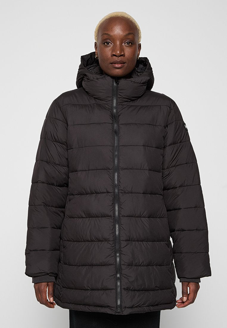 Schwarze gepolsterte Jacke mit hohem Kragen und Kapuze, ausgestattet mit einem Reißverschluss und horizontalem Steppmuster. Glatte Textur und lockere Passform.