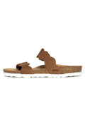 Braune Wildledersandalen mit gewellten Riemen und einer Kork-Fußbettung. Sie verfügen über eine weiße Gummisohle mit einem strukturierten Muster und einem Markenlogo an der Seite.