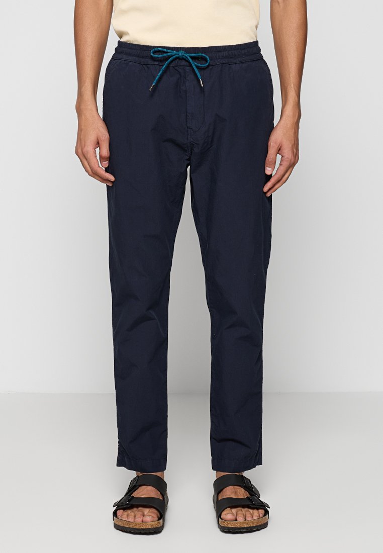 Marineblaue, leichte Hose mit elastischem Bund und türkisfarbenem Kordelzug. Schlanke Passform mit glatter Textur und ohne sichtbare Muster.