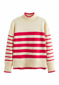 Cremfarbener Pullover mit roten horizontalen Streifen, geripptem hohen Kragen, Bündchen und Saum mit roten Akzenten.