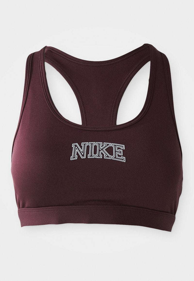 Dunkles bordeauxfarbenes Nike-Sport-BH mit Racerback-Design und weiß umrandetem "NIKE"-Text, der in der Mitte auf der Vorderseite platziert ist.