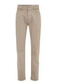 Beige gerade geschnittene Hose aus einem Baumwollmischgewebe. Hat einen Knopfverschluss vorne, Gürtelschlaufen und fünf Taschen. Glatte Textur, einfaches Design.