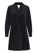 Schwarzes Cordkleid mit langen Ärmeln, einem Kragen, einer halben Knopfleiste und einem leicht ausgestellten Rock. Strukturierter Stoff mit vertikalen Streifen.
