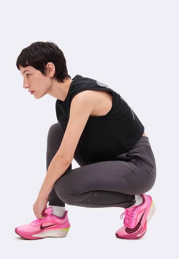 Nike Performance SWIFT