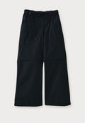 Schwarze weit geschnittene Hose mit einem elastischen Bund und verstellbarem Kordelzug, zwei seitlichen Taschen und glatter Stoffoberfläche.