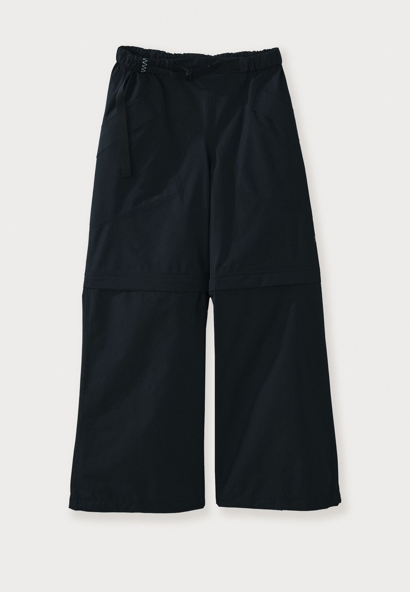Schwarze weit geschnittene Hose mit einem elastischen Bund und verstellbarem Kordelzug, zwei seitlichen Taschen und glatter Stoffoberfläche.