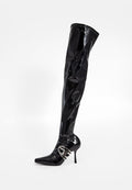 Schwarze Lackleder-Stiefel bis zum Oberschenkel mit spitzer Zehe und silbernem Schnallendetail oberhalb des Knöchels vor einem weißen Hintergrund.
