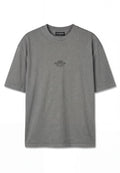 Graues T-Shirt mit kurzen Ärmeln und rundem Ausschnitt, mit kleinem schwarzem "PEGADOR"-Logo und Text mittig auf der Brust.