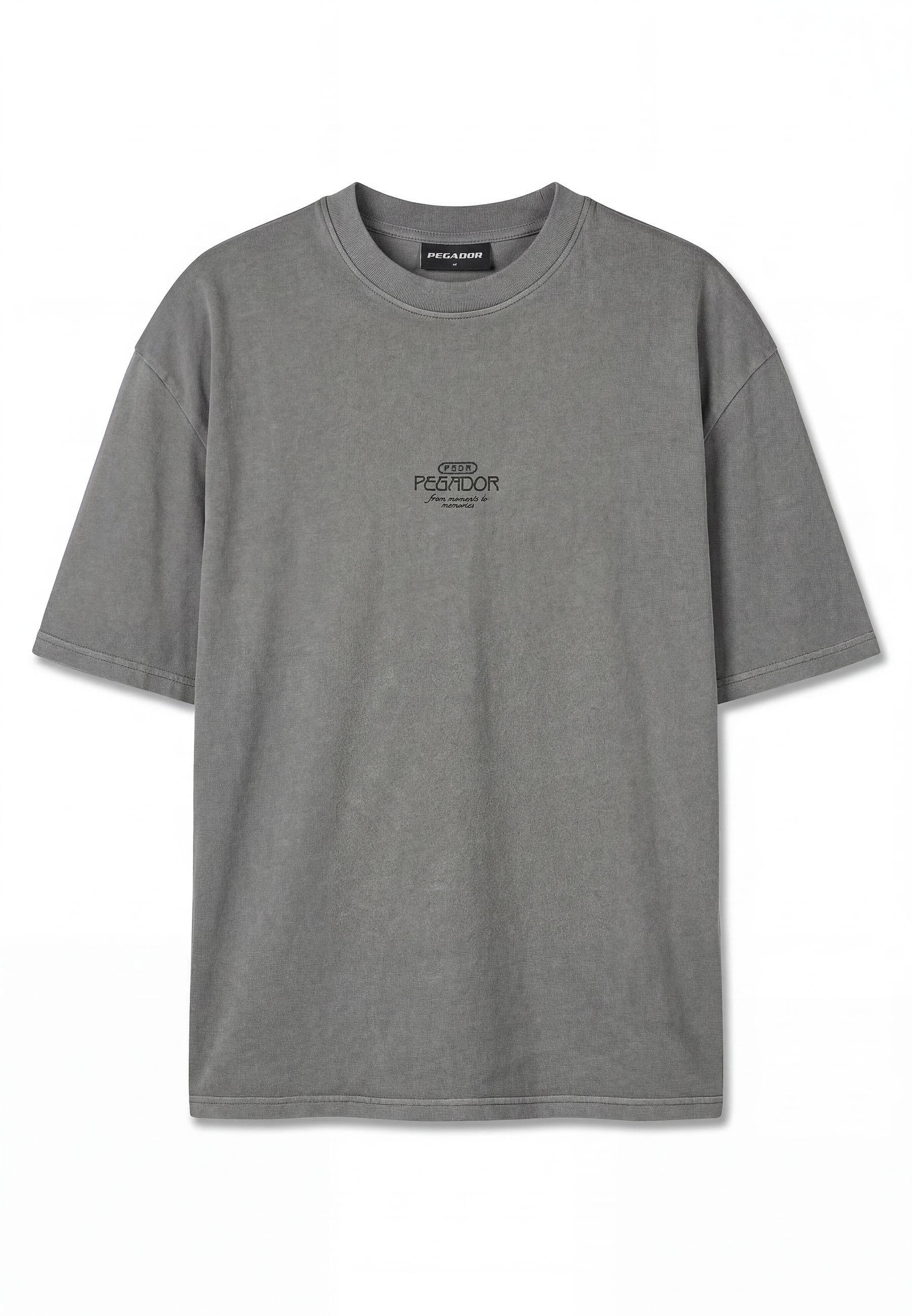 Graues T-Shirt mit kurzen Ärmeln und rundem Ausschnitt, mit kleinem schwarzem "PEGADOR"-Logo und Text mittig auf der Brust.