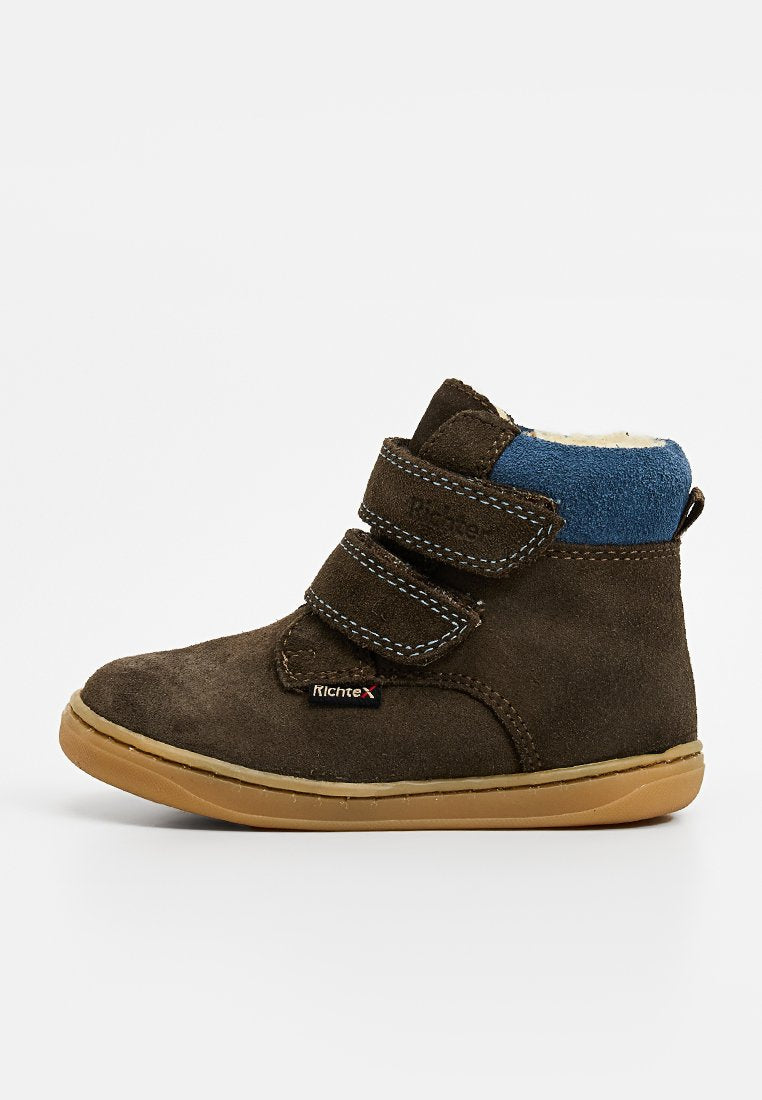 Braune Wildlederschuhe in mittlerer Höhe mit blauen Wildledersch accents, zwei Klettverschluss-Riemen und einer Gummisohle. Weiße Fütterung am Kragen für zusätzlichen Komfort.
