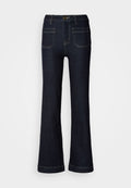 Dunkelblaue, ausgestellte Jeans aus Denim mit hoher Taille, fünf Taschen und kontrastierenden Nähten. Der Saum ist leicht ausgefranst für einen lässigen Look.