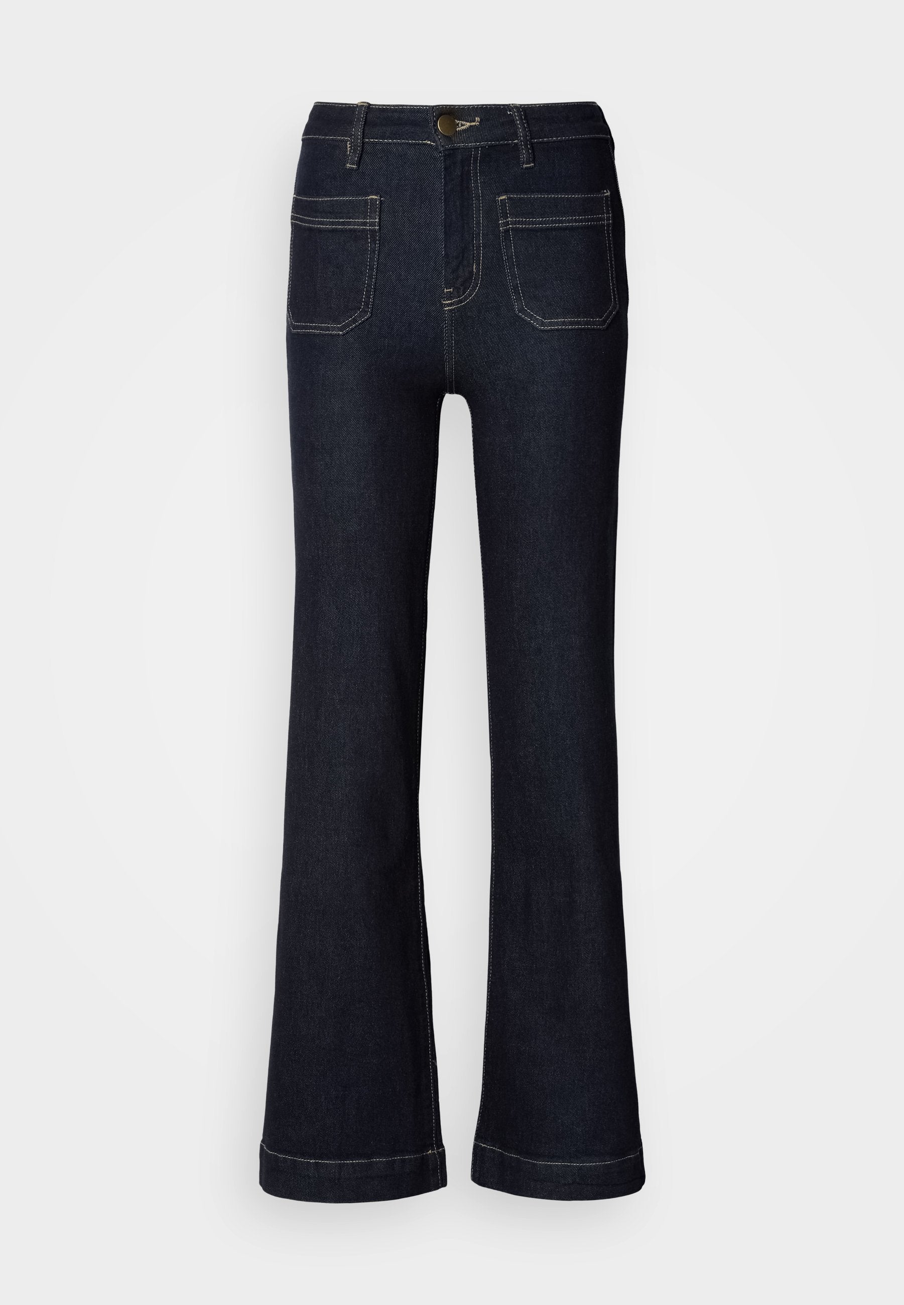 Dunkelblaue, ausgestellte Jeans aus Denim mit hoher Taille, fünf Taschen und kontrastierenden Nähten. Der Saum ist leicht ausgefranst für einen lässigen Look.