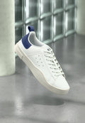 Weißer Ledersneaker mit runder Zehenkappe, blauem Fersenriemen und Schnürdesign. Mit perforierten Details an den Seiten und einer strukturierten Sohle.