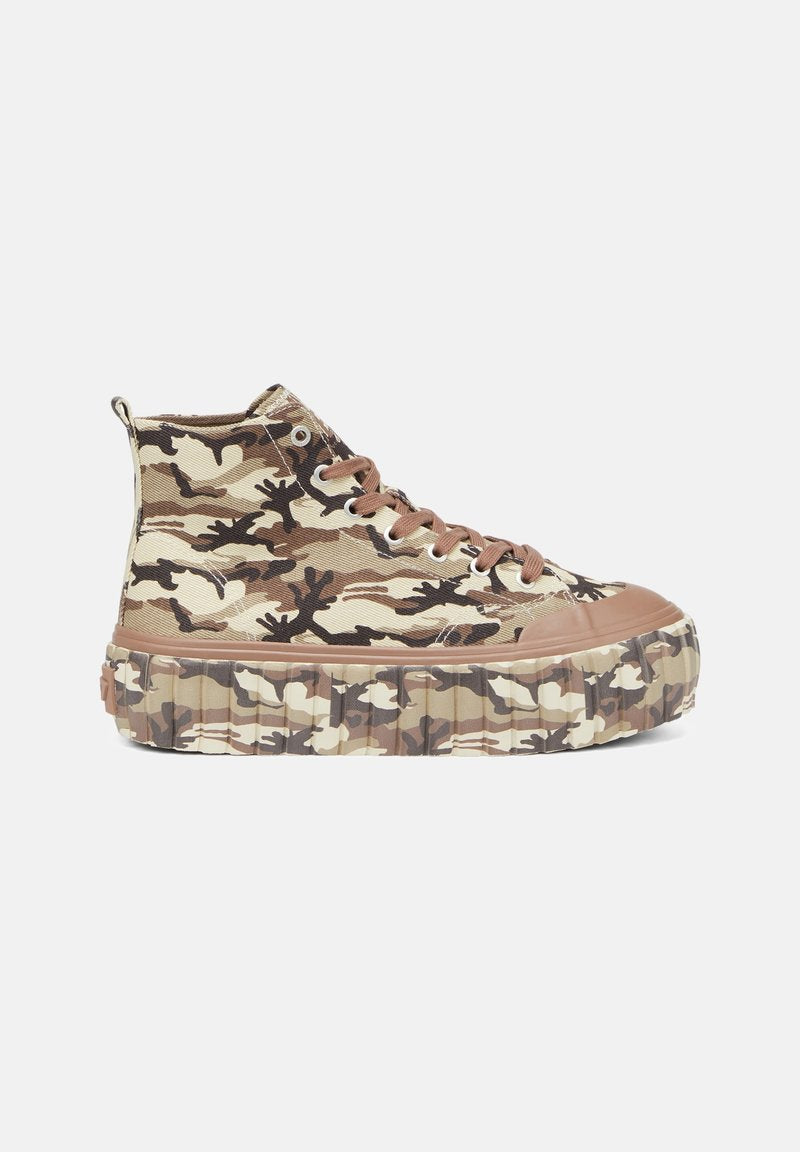 Hochschaft-Sneaker in Camouflage-Muster mit Beigetönen, Braun und Schwarz. Dicke, geriffelte Sohle; Canvas-Material, runde Zehenpartie und Schnürdesign.
