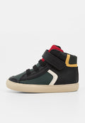 Kinder High-Top-Sneaker mit schwarzen, dunkelgrünen, roten, weißen und gelben Details und beiger Sohle, ausgestattet mit Klettverschluss und Schnürsenkeln.