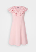 Rosa Kleid mit V-Ausschnitt, Rüschenausschnitt und kurzen, schwingenden Ärmeln. Hergestellt aus leichtem Stoff mit weicher Textur und ausgestellter Form.