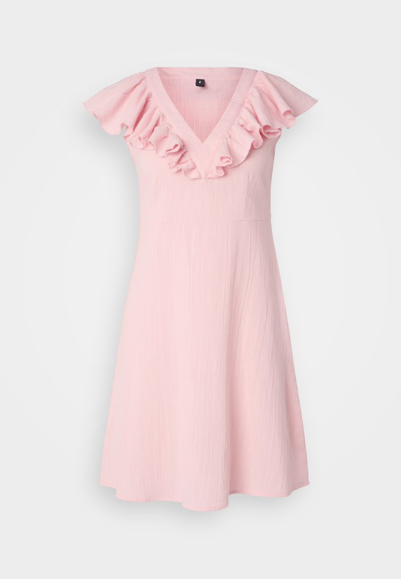Rosa Kleid mit V-Ausschnitt, Rüschenausschnitt und kurzen, schwingenden Ärmeln. Hergestellt aus leichtem Stoff mit weicher Textur und ausgestellter Form.