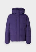 Lila gepolsterte Winterjacke mit Kapuze, Fronttaschen und verstellbaren Kordelzügen an der Kapuze, auf einem einfarbigen Hintergrund präsentiert.