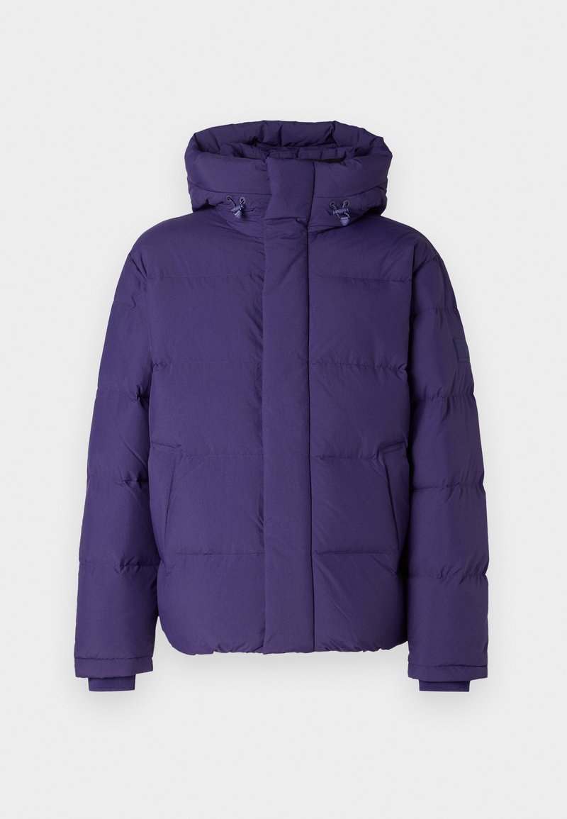 Lila gepolsterte Winterjacke mit Kapuze, Fronttaschen und verstellbaren Kordelzügen an der Kapuze, auf einem einfarbigen Hintergrund präsentiert.
