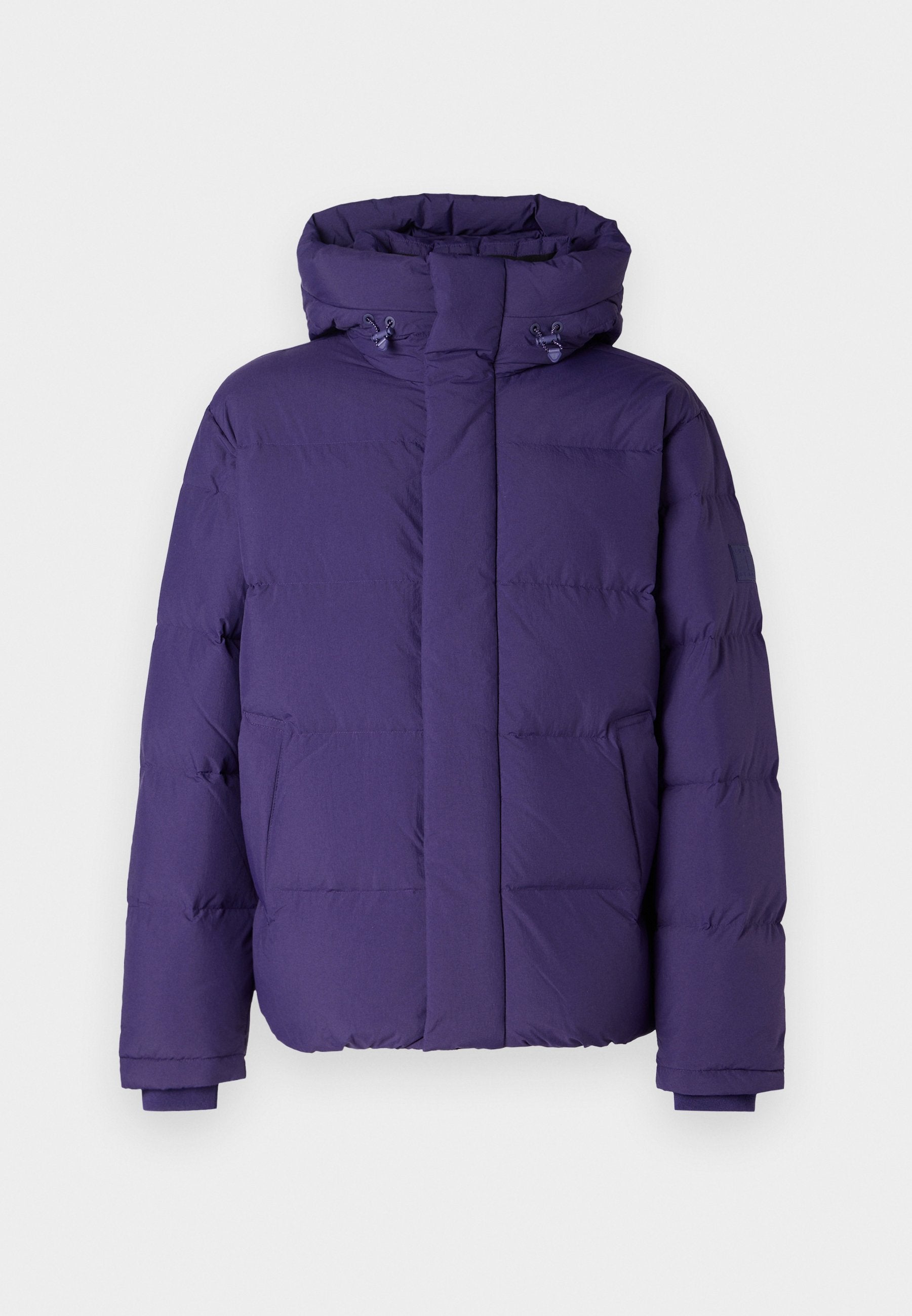 Lila gepolsterte Winterjacke mit Kapuze, Fronttaschen und verstellbaren Kordelzügen an der Kapuze, auf einem einfarbigen Hintergrund präsentiert.