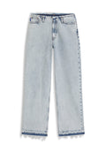 Hellblaue Jeans mit weitem Bein, hoher Taille, Knopf- und Reißverschluss, vorderen Taschen und ausgefransten Saumkanten.