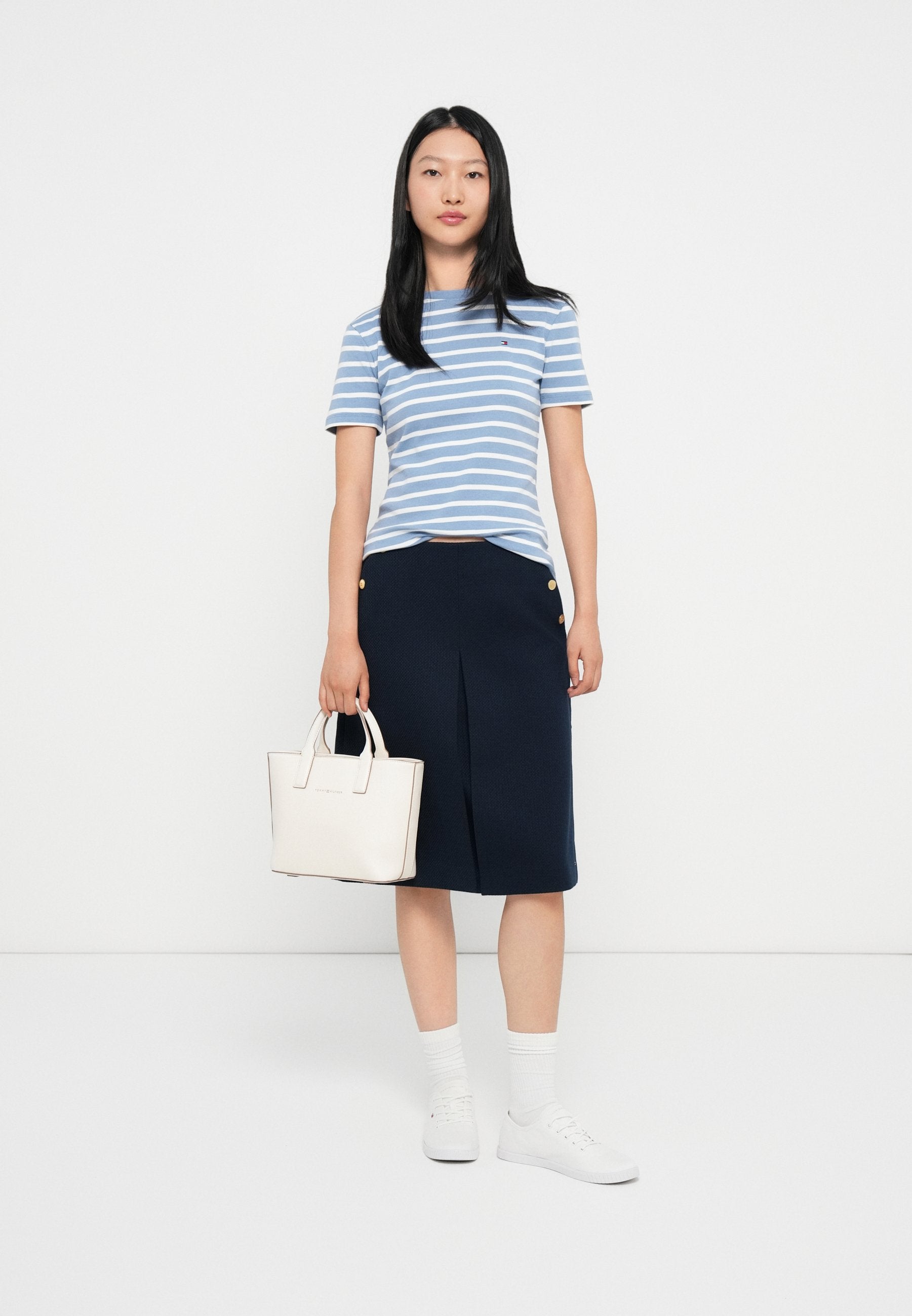 PREPPY TEXTURE KNEE SKIRT Media 2