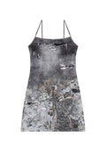 Ärmelloses Kleid in Grau mit einer verwitterten Denim-Textur, das verschiedene Muster, ausgefranste Kanten und eine taillierte Silhouette aufweist.