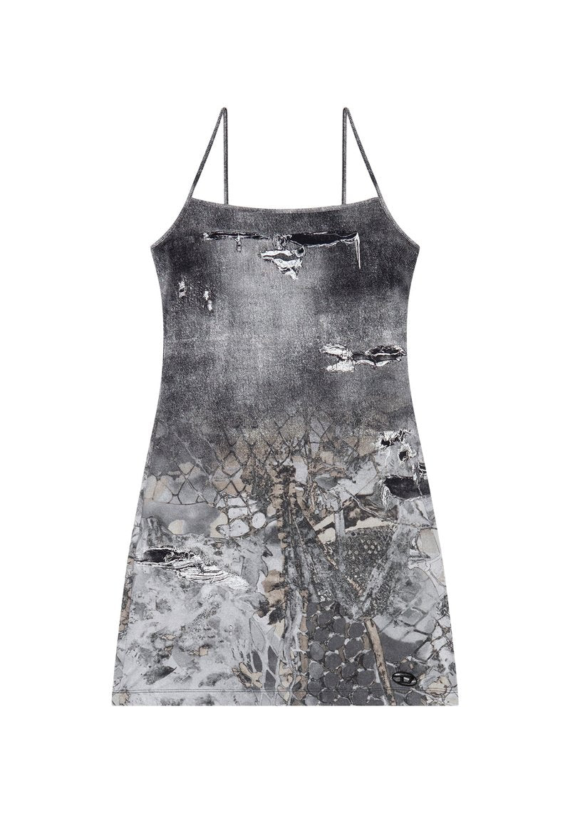Ärmelloses Kleid in Grau mit einer verwitterten Denim-Textur, das verschiedene Muster, ausgefranste Kanten und eine taillierte Silhouette aufweist.