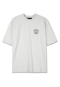 Weißes Baumwoll-T-Shirt mit kurzen Ärmeln, rundem Ausschnitt und einem kreisförmigen schwarzen Logo mit der Aufschrift "DOLCE VITA" auf der linken Brustpartie.