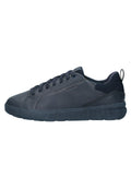 Marineblaue Sportschuhe mit glattem Synthetik-Obermaterial, Schnürdesign und strukturiertem Gummisohlen mit gemusterten Akzenten.