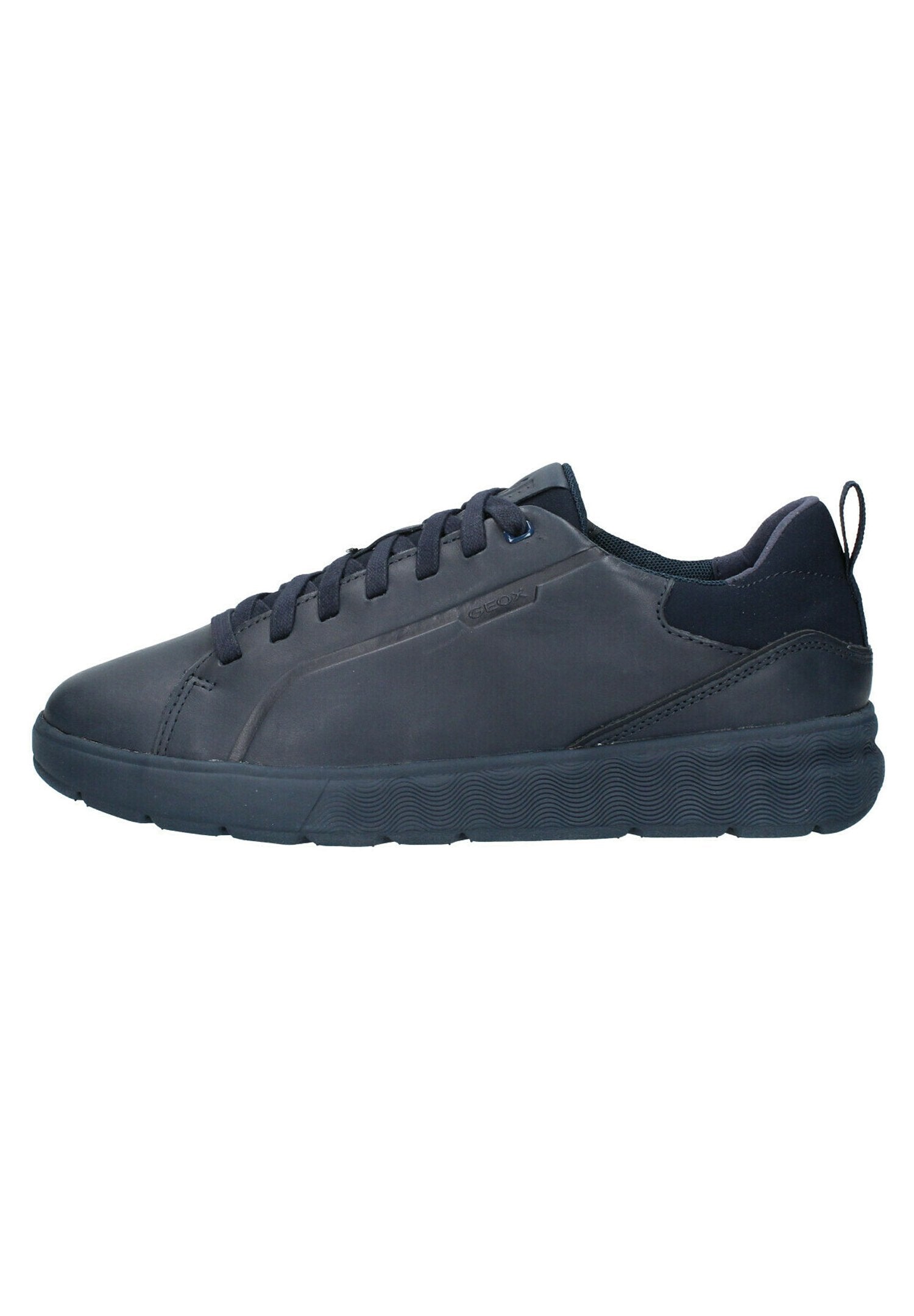 Marineblaue Sportschuhe mit glattem Synthetik-Obermaterial, Schnürdesign und strukturiertem Gummisohlen mit gemusterten Akzenten.