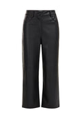 Schwarze Kunstleder-Hose mit weitem Bein, vorderem Knopf, Gürtelschlaufen und seitlichen Taschen, Kniefalte, mittelhohe Taille.