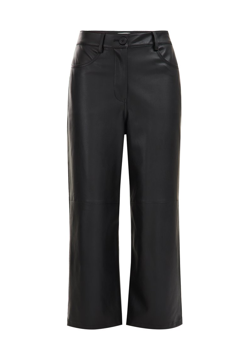 Schwarze Kunstleder-Hose mit weitem Bein, vorderem Knopf, Gürtelschlaufen und seitlichen Taschen, Kniefalte, mittelhohe Taille.
