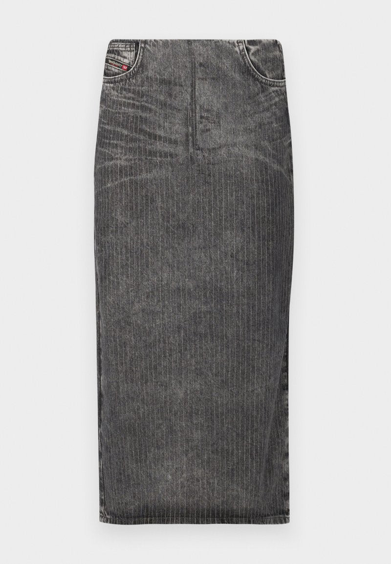 Grauer Denim-Midi-Rock mit vertikalen Nadelstreifen, hoher Taillenbund, Fünf-Taschen-Design und einem sauberen Saum.