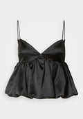 Schwarzes Satin-Cropped-Top mit ausgestelltem Schnitt, tiefem V-Ausschnitt, dünnen verstellbaren Trägern und gerafften Details an der Taille für eine voluminöse Silhouette.
