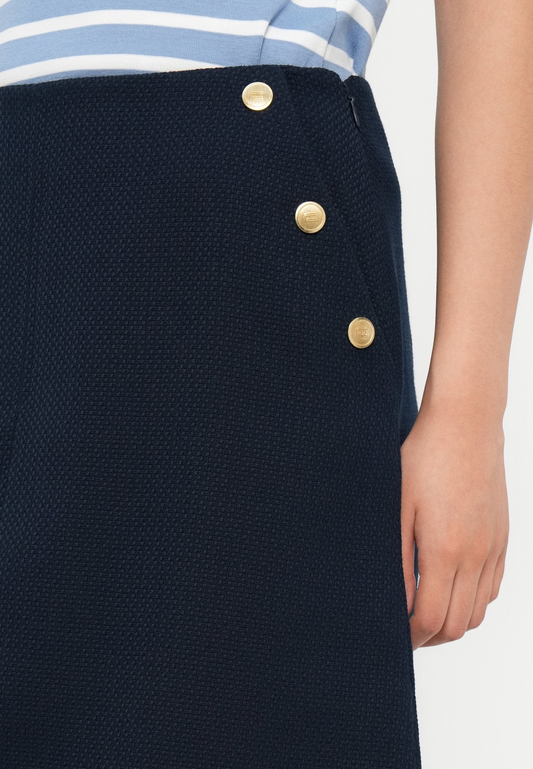 PREPPY TEXTURE KNEE SKIRT Media 6