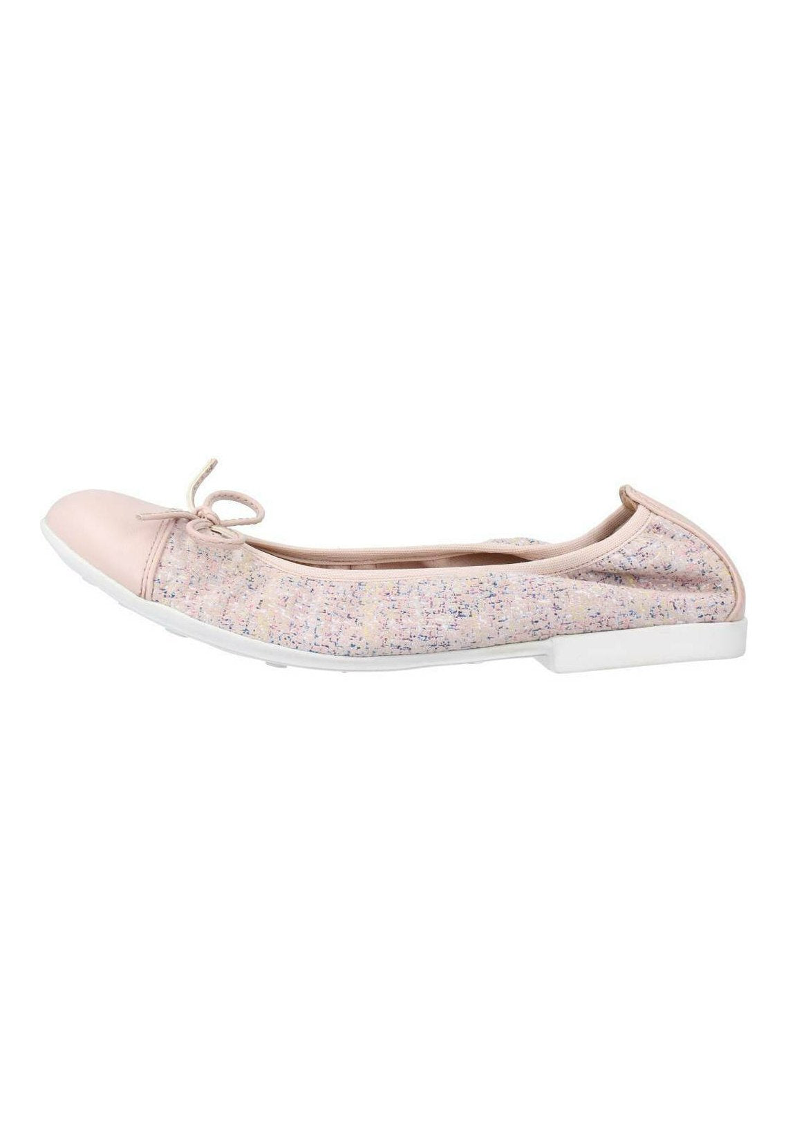 Hellrosa Ballerinas mit kleiner Schleife, strukturiertem Stoff an den Seiten, glattem Zehenbereich und weißer Sohle, von der Innenseite betrachtet.