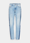 Helle blaue Denim-Jeans mit dunkleren Seitenpaneelen, geradem Bein, fünf Taschen und klassischem Knopfverschluss. Ausgefressene Saumdetails sind vorhanden.