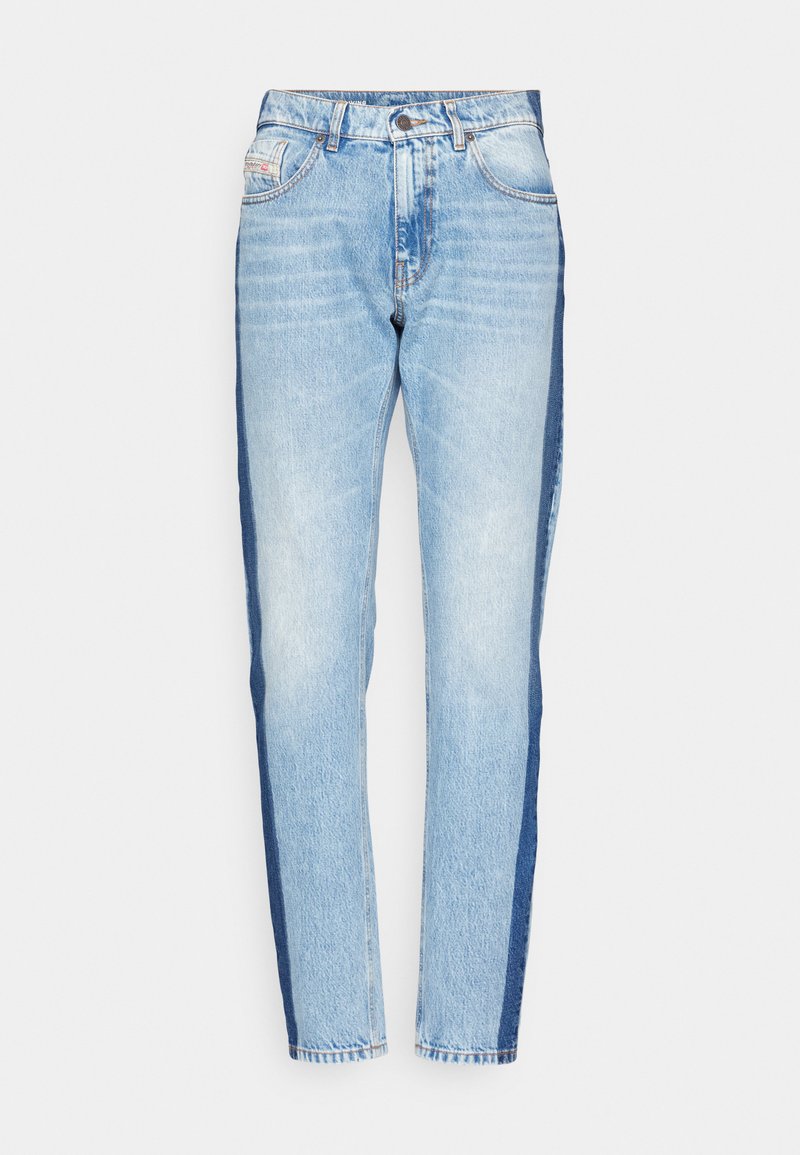 Helle blaue Denim-Jeans mit dunkleren Seitenpaneelen, geradem Bein, fünf Taschen und klassischem Knopfverschluss. Ausgefressene Saumdetails sind vorhanden.